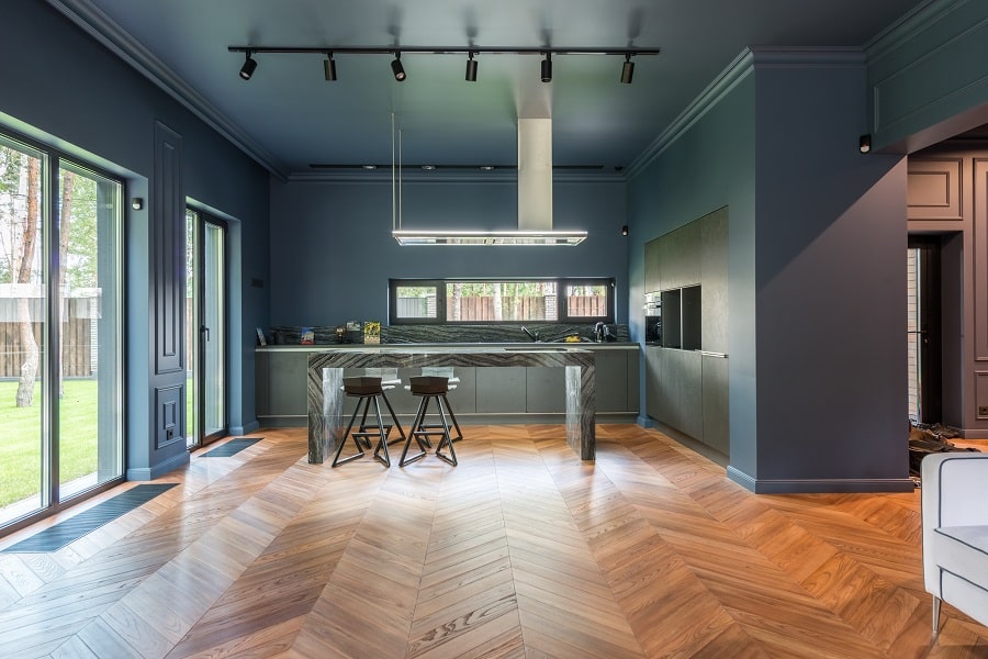 Abbinare cucina e pavimento con colori e materiali a contrasto
